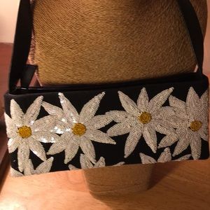 Daisy decorated short strap summer clutch